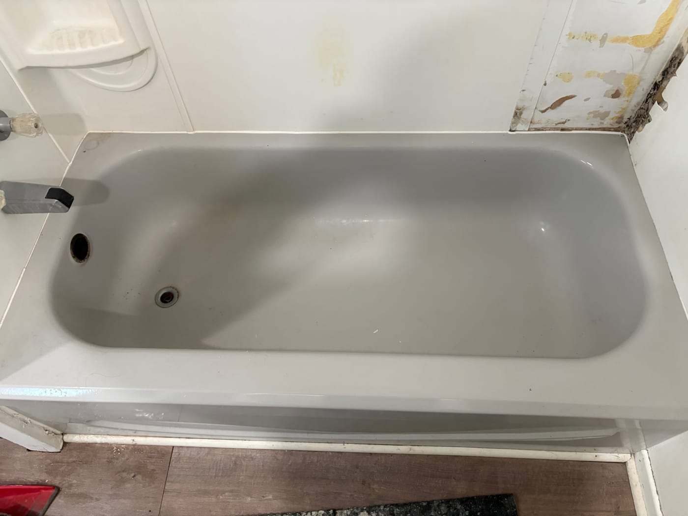 Vieille baignoire usée et jaunie avant le réémaillage