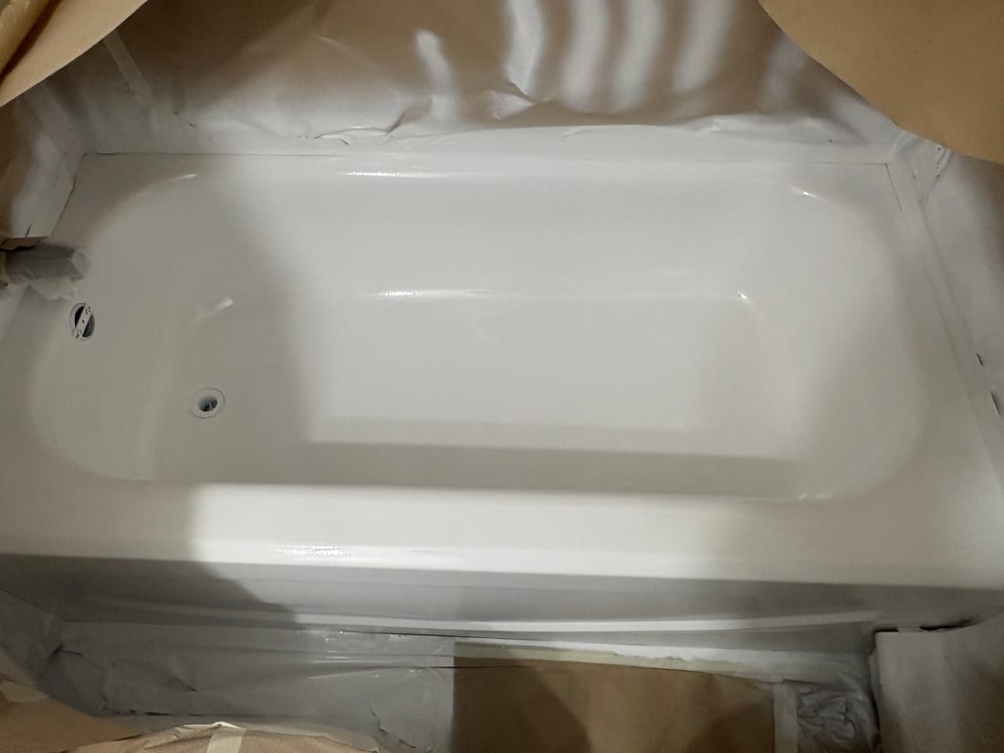 Réémaillage de baignoire terminé, fini blanc éclatant — Rivière-du-Loup