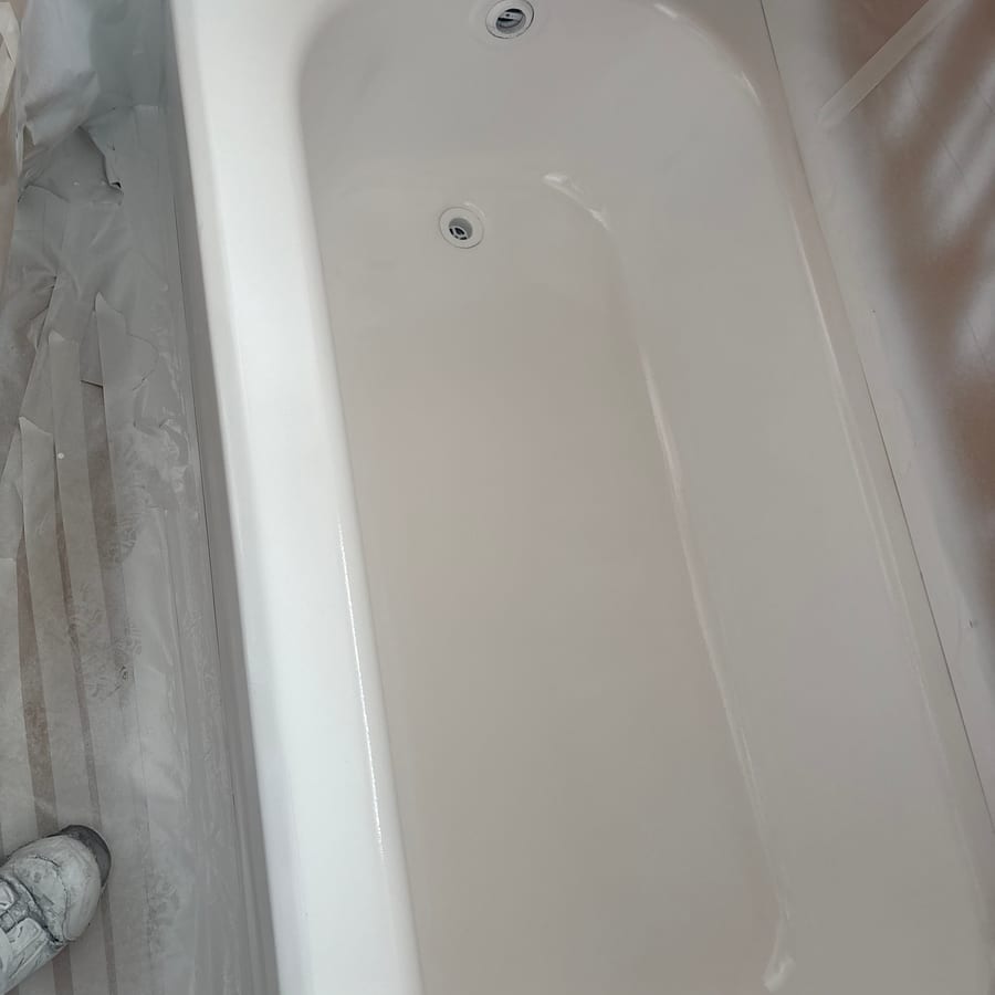 Réémaillage de baignoire, revêtement blanc uniforme — Trois-Pistoles, Bas-Saint-Laurent