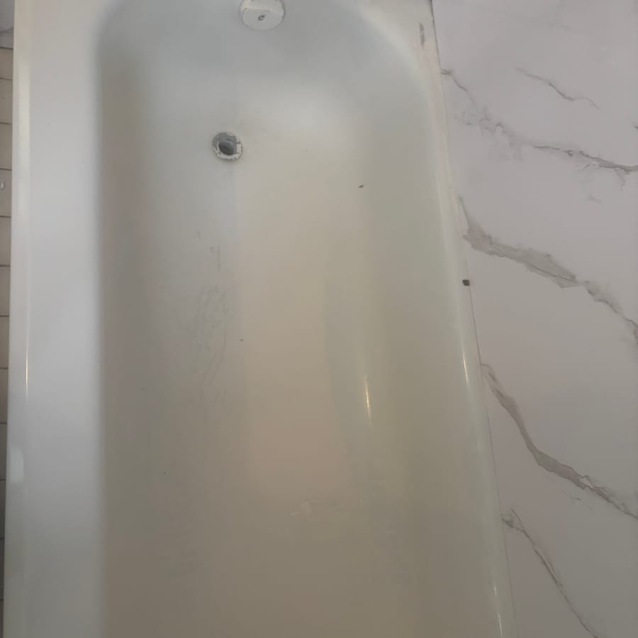Réémaillage de baignoire, contraste éclatant avec la céramique — Montmagny